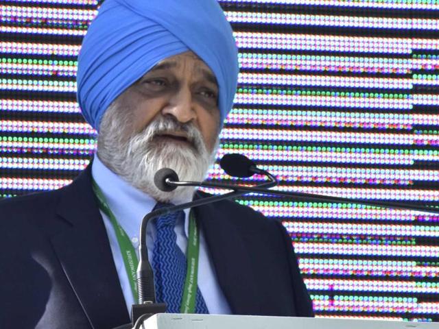 Montek Singh Ahluwalia interacting with audience at Khushwant Singh Litfest 2016 , Kasauli, Himachal Pradesh, on Friday. (Anil Dayal/HT)