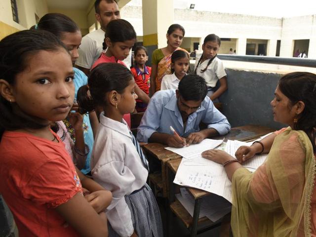 Some teachers say that due to lack of time it is difficult for them to prepare exam results before Saturday.(Sonu Mehta/HT FILE)