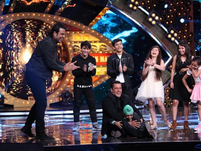 Salman Khan enjoys on the sets of Comedy Nights Bachao with Krushna Abhishek and kids.