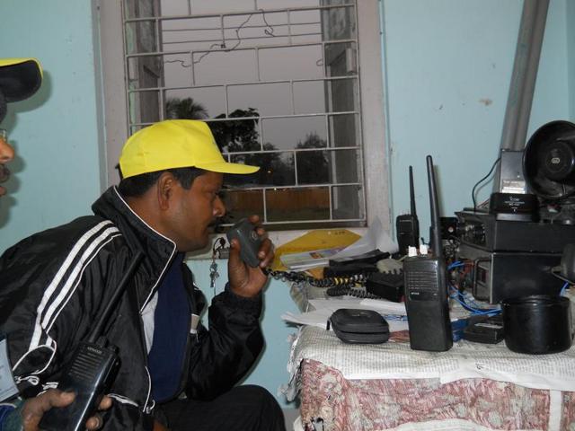 The communications usually take place around midnight and the location of the communicator shifts frequently. The communicators speak in Bengali and Urdu with Bangladeshi pronunciation, apart from using codes.(HT Photo)