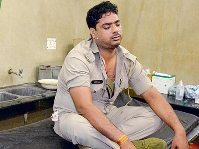 The accused was accompanied by constable Jitendra Chandel (right) who said chilli powder was thrown into his eyes. (Sakib Ali/HT Photo) The accused was accompanied by constable Jitendra Chandel (right) who said chilli powder was thrown into his eyes. (Sakib Ali/HT Photo)