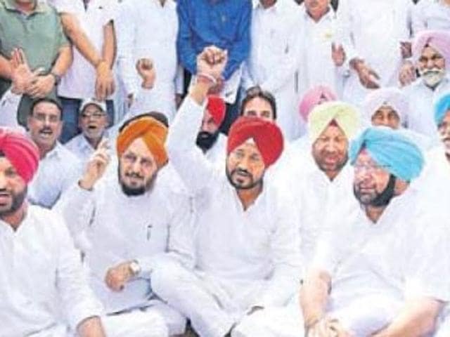 Punjab Congress chief Capt Amarinder Singh and other senior party leaders protesting outside Punjab chief minister Parkash Singh Badal’s residence in Chandigarh on Friday (SANJEEV SHARMA/HT) Punjab Congress chief Capt Amarinder Singh and other senior party leaders protesting outside Punjab chief minister Parkash Singh Badal’s residence in Chandigarh on Friday (SANJEEV SHARMA/HT)