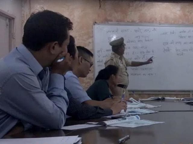 A group of 12 Delhi Police subinspectors meet at the police library to take Hindi lessons.(Screengrab) A group of 12 Delhi Police subinspectors meet at the police library to take Hindi lessons.(Screengrab)