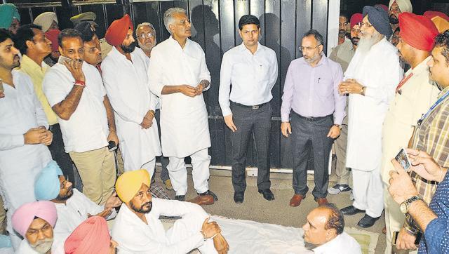 Punjab chief minister Prakash Singh Badal trying to convince Congress leaders to end their protest outside his residence in Chandigarh on Thursday. (Sanjeev Sharma/HT Photo) Punjab chief minister Prakash Singh Badal trying to convince Congress leaders to end their protest outside his residence in Chandigarh on Thursday. (Sanjeev Sharma/HT Photo)
