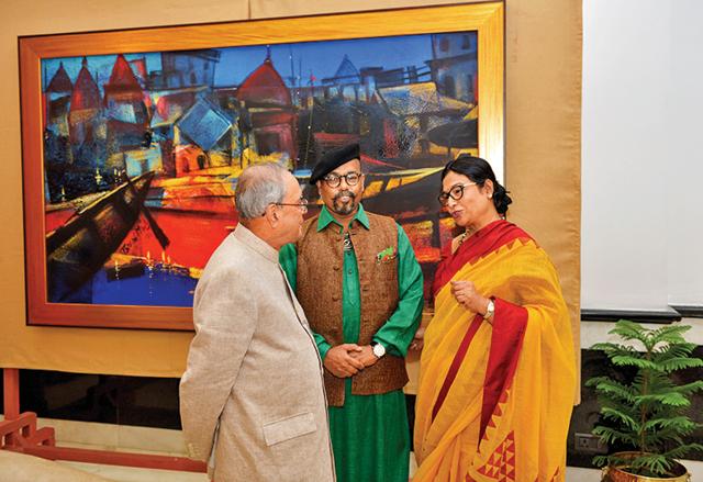 Paresh Maity and his wife Jayasri Burman converse with President Pranab Mukherjee at the Rashtrapati Bhavan’s cultural centre