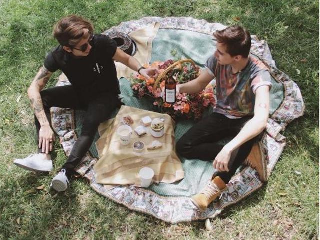 These guys love to have a sweet picnic in Fuente De Xochillipi, Mexico. (Instagram/manumanuti) 