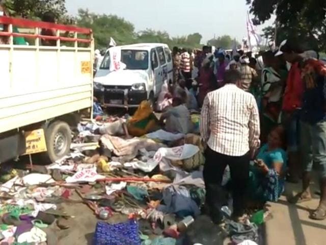 A stampede broke out on the Rajghat bridge in Domari village, Varanasi, on Saturday afternoon.(HT Photo) A stampede broke out on the Rajghat bridge in Domari village, Varanasi, on Saturday afternoon.(HT Photo)