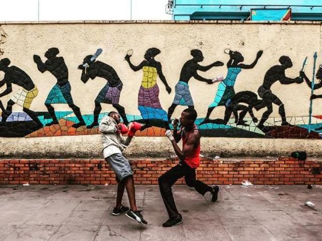 These boys from Kinhasa, Congo give their free time to some boxing practice. (Instagram/edusonico) 