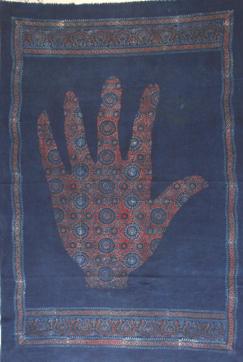 The hand on this art work signifies Shelly’s idea that urban Indians need to do their bit to help rural artisans, spinners and weavers by buying hand-spun khadi.
