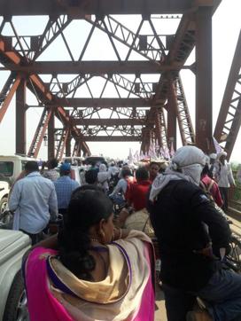Crowds choke the Rajghat bridge over the Ganga on Saturday afternoon. (HT Photo) Crowds choke the Rajghat bridge over the Ganga on Saturday afternoon. (HT Photo)