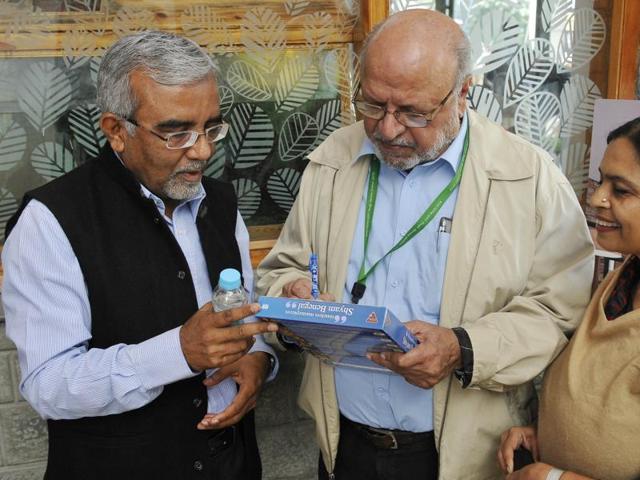 Shyam Benegal  interacting with a fan. (Karun Sharma/HT) 