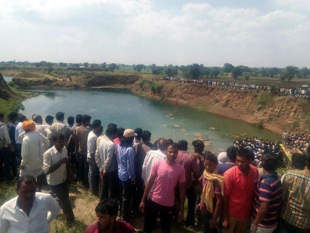 Rescue operations in progress at the site of accident near Namli village in Ratlam district. (HT photo) Rescue operations in progress at the site of accident near Namli village in Ratlam district. (HT photo)