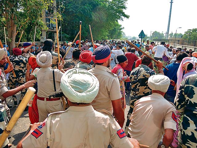Police resorting to lathicharge to disperse protesters at lambi in Muktsar on Friday. (SANJEEV KUMAR/HT) Police resorting to lathicharge to disperse protesters at lambi in Muktsar on Friday. (SANJEEV KUMAR/HT)
