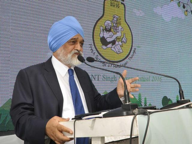 Ex-planning commission deputy chairman Montak Singh Ahluwalia addressing the gathering at day-2 of Khushwant Singh  Lit fest at Kasauli, on Saturday. (Karun Sharma/HT) 