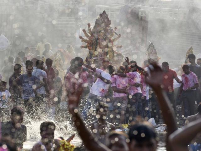 On the tenth day after Navratri called ‘Dussehra’, an idol of Goddess Durga is being immersed in the Yamuna river in New Delhi on October 11, 2016. (Saumya Khandelwal/HT PHOTO) On the tenth day after Navratri called ‘Dussehra’, an idol of Goddess Durga is being immersed in the Yamuna river in New Delhi on October 11, 2016. (Saumya Khandelwal/HT PHOTO)