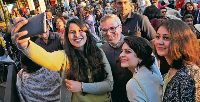 Women taking selfie with former jaamu and kashmir chief minister Omar Abdullah. (ANIL DAYAL/HT) Women taking selfie with former jaamu and kashmir chief minister Omar Abdullah. (ANIL DAYAL/HT)