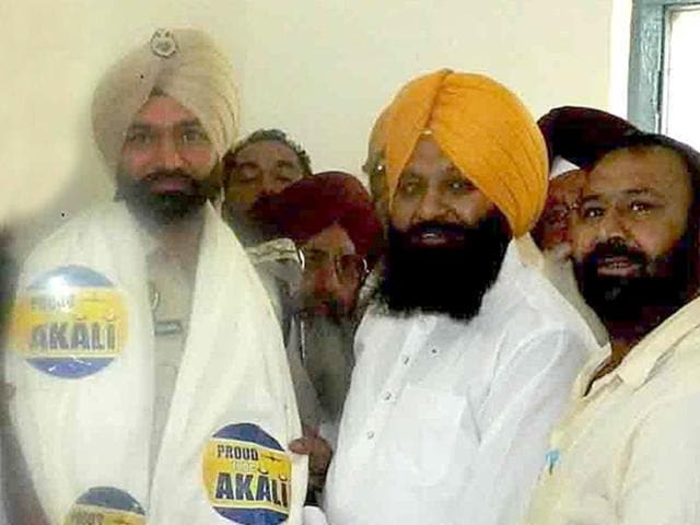 Dakha DSP Ajayraj Singh after being presented a shawl carrying ‘proud to be Akali’ stickers by Congressmen on Friday. (HT PHOTO)