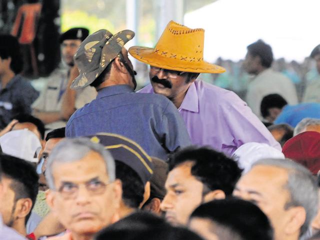 Air Vice Marshal (retired) A Vikram Pethia and Brigadier (retired) R Vinayak, VSM with NCC cadets during the ex-servicemen’s rally at Lal Parade ground on Friday. (Mujeeb Faruqui/HT photo) Air Vice Marshal (retired) A Vikram Pethia and Brigadier (retired) R Vinayak, VSM with NCC cadets during the ex-servicemen’s rally at Lal Parade ground on Friday. (Mujeeb Faruqui/HT photo)