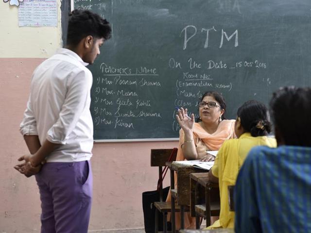 Government officials claimed most schools saw a 70% turnout. A teachers’ body, on the other hand, said only about 50% parents came to attend the mega parent-teacher meeting on Saturday.(Saumya Khandelwal/HT Photo) Government officials claimed most schools saw a 70% turnout. A teachers’ body, on the other hand, said only about 50% parents came to attend the mega parent-teacher meeting on Saturday.(Saumya Khandelwal/HT Photo)