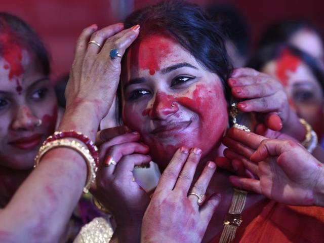 Women celebrate Sindoor Khela on the day of Vijayadashami at Aaram Bagh in New Delhi on October 11, 2016. (Arvind Yadav/HT PHOTO) Women celebrate Sindoor Khela on the day of Vijayadashami at Aaram Bagh in New Delhi on October 11, 2016. (Arvind Yadav/HT PHOTO)