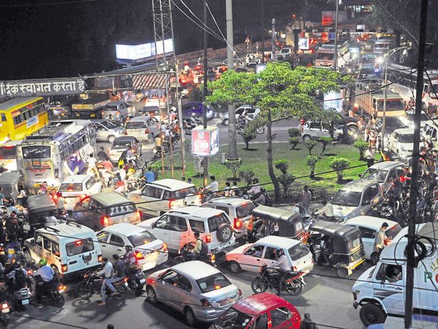 Some roads in Bhopal took extra load of traffic after barricades were put for passage of Prime Minister’s convoy. (Praveen Bajpai/HT photo) Some roads in Bhopal took extra load of traffic after barricades were put for passage of Prime Minister’s convoy. (Praveen Bajpai/HT photo)