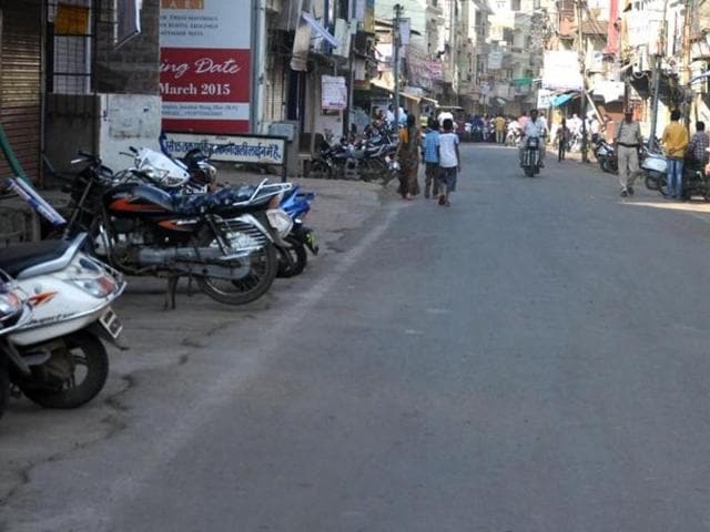 A traffic-less road in Dhar town on the second day of bandh called by RSS, on Saturday.(HT photo)