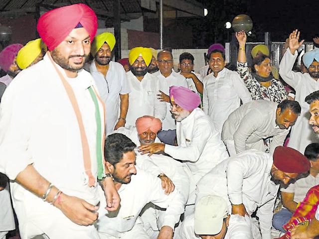 Congress leaders lifting the dharna outside the CM’s residence in Chandigarh on Saturday evening. (HT PHOTO) Congress leaders lifting the dharna outside the CM’s residence in Chandigarh on Saturday evening. (HT PHOTO)