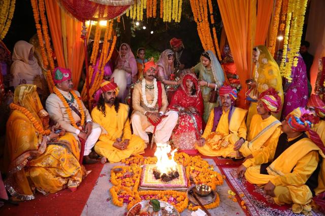 Relatives pose for a photo during the wedding of Karni Singh Sodha and Padmini Rathore of the erstwhile royal families of Amarkot and Kanota. (HT Photo) Relatives pose for a photo during the wedding of Karni Singh Sodha and Padmini Rathore of the erstwhile royal families of Amarkot and Kanota. (HT Photo)