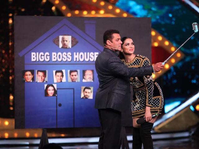Selfie time for Deepika and Salman. (COLORS)