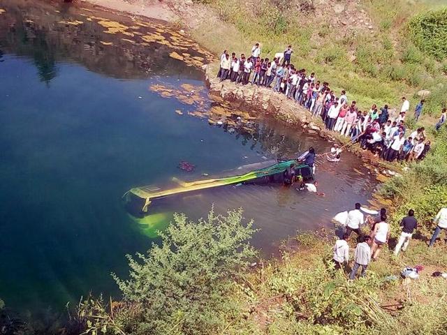 Rescue teams continued to search for more injured or dead victims at the site on Saturday. (Arun Mondhe/HT) Rescue teams continued to search for more injured or dead victims at the site on Saturday. (Arun Mondhe/HT)