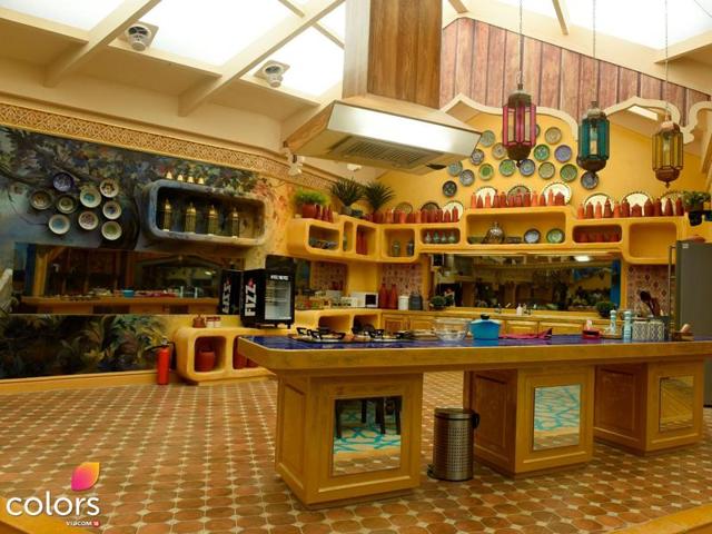 Continuing with this royal backdrop is the Bigg Boss house’s most-loved space – the kitchen. Be it tiffs on daily responsibilities, gossip sessions or more, the kitchen has always found itself in the midst of its all. Its earthy tones and country design will bring a touch of home to this otherwise royal home. (COLORS)
