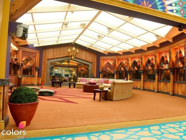Talking about designing Bigg Boss 10 house, oomung Kumar said, “The Bigg Boss house, this year, has an ethereal look. The design of the Bigg Boss house, has been themed around a modern Indian palace. There is an element of Indian mystique to the décor with a lot of lanterns and earthy tones to bring a homely appeal to the set. And, the house is more colorful and vibrant this time with lots of paintings.” (COLORS)