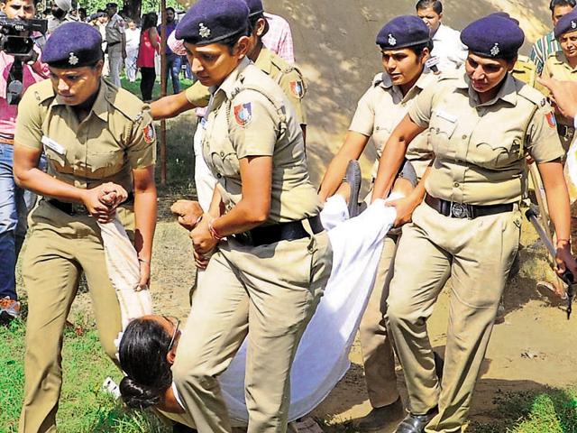 A woman protestor being removed from outside Punjab CM Parkash Singh Badal’s residence in Chandigarh on Saturday. (ANIL DAYAL/HT) A woman protestor being removed from outside Punjab CM Parkash Singh Badal’s residence in Chandigarh on Saturday. (ANIL DAYAL/HT)