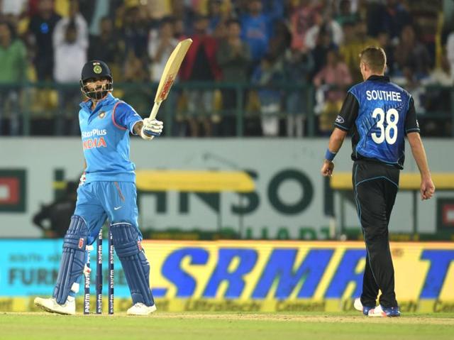 Virat Kohli celebrates after reaching his half century. (Ravi kumar/hindustan times)
