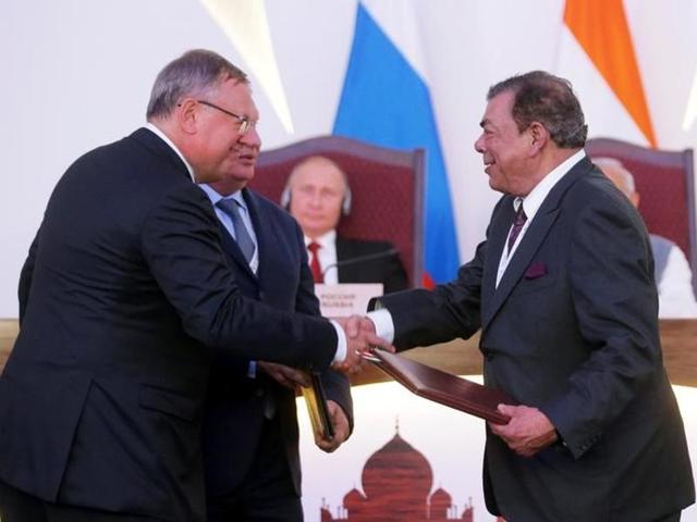 (L-R) Andrei Kostin, chief executive of Russia's bank VTB, Igor Sechin, chief executive of Russia's top oil producer Rosneft, and Ravi Ruia, vice-chairman of Essar Group, attend an exchange of agreements event after the India-Russia annual summit in Benaulim in Goa on Saturday.(Reuters) (L-R) Andrei Kostin, chief executive of Russia's bank VTB, Igor Sechin, chief executive of Russia's top oil producer Rosneft, and Ravi Ruia, vice-chairman of Essar Group, attend an exchange of agreements event after the India-Russia annual summit in Benaulim in Goa on Saturday.(Reuters)