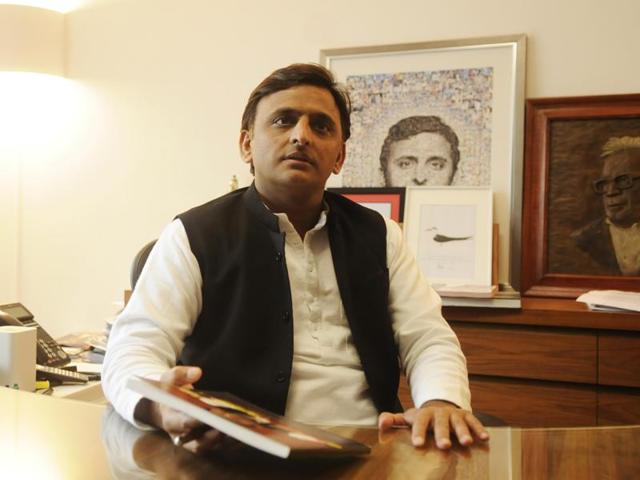 Uttar Pradesh chief minister Akhilesh Yadav interacts with journalists at his residence in Lucknow.(HT File Photo)