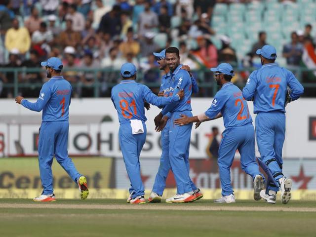 India's Hardik Pandya, center, with teammates celebrates the dismissal of New Zealand's Luke Ronchi. (AP photo)