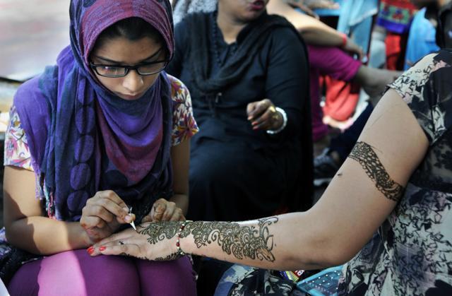 The rates differ depending on the length of the design, and the type of mehendi - normal or black. (Subrata Biswas/HT)