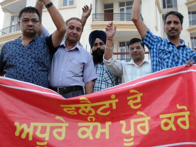 Flat allottees holding a protest in Patiala on Saturday. (HT PHOTO) Flat allottees holding a protest in Patiala on Saturday. (HT PHOTO)