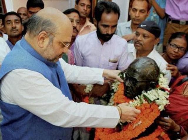 BJP chief Amit Shah paying floral tributes to Loknayak Jayaprakash Narayan on his birth anniversary at his residence in Kadam Kuan in Patna.(PTI File Photo)