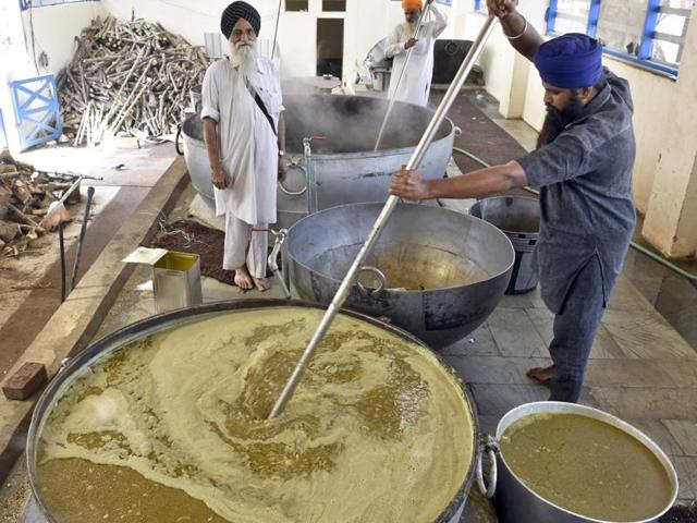It will also prevent wastage of the grocery items being donated in abundance and help feed the underprivileged besides the visiting devotees. (Gurpreet Singh/HT)