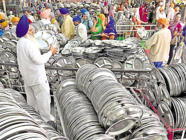 Utensils, both the cutlery used by the devotees and the bigger ones used for cooking, will be cleaned steam dishwashers. Also pressure washers will be procured for the purpose, so that all leftovers can be sucked out. (Gurpreet Singh/HT)