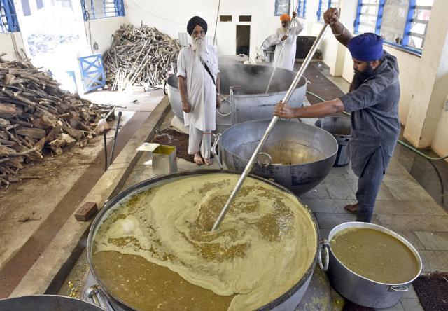 Baldev Singh, an honorary employee at the shrine who is associated with langar tradition for past decades, said: “There was a time when due to scarce resources, people had to return without partaking of langar. Today, however, along with thousands of pilgrims, those belonging to deprived classes are able to have three meals at the community kitchen.” (Gurpreet Singh/HT) Baldev Singh, an honorary employee at the shrine who is associated with langar tradition for past decades, said: “There was a time when due to scarce resources, people had to return without partaking of langar. Today, however, along with thousands of pilgrims, those belonging to deprived classes are able to have three meals at the community kitchen.” (Gurpreet Singh/HT)