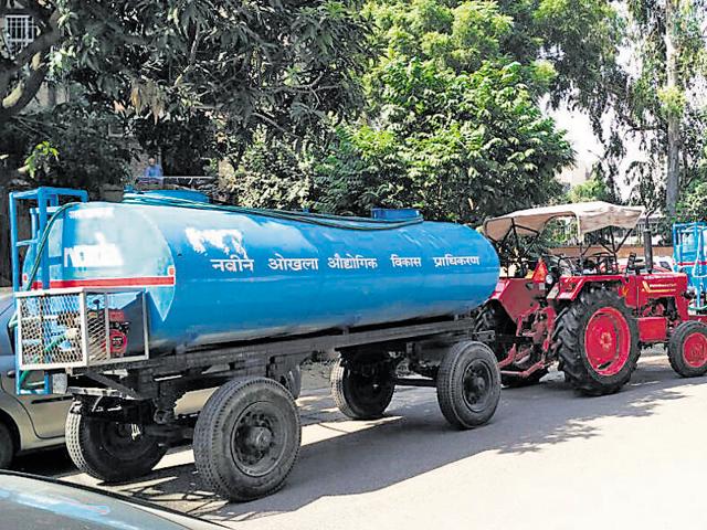 Frantic calls poured in the water cell office of Noida authority on Sunday after taps ran dry in the city. (HT Photo) Frantic calls poured in the water cell office of Noida authority on Sunday after taps ran dry in the city. (HT Photo)