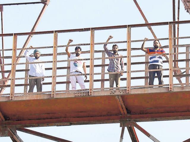 Unemployed teachers protesting atop a TV tower in Bathinda on Sunday. (Sanjeev Kumar/HT) Unemployed teachers protesting atop a TV tower in Bathinda on Sunday. (Sanjeev Kumar/HT)