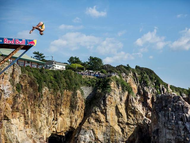 Rhiannan Iffland of Australia diving from the 21.5 metre platform during the series at Shirahama on October 15, 2016 .  (AFP) 