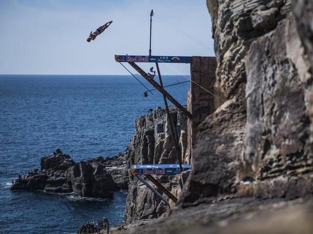 Andy Jones of the USA diving from the 28-metre platform during the event at Shirahama. (AFP) 