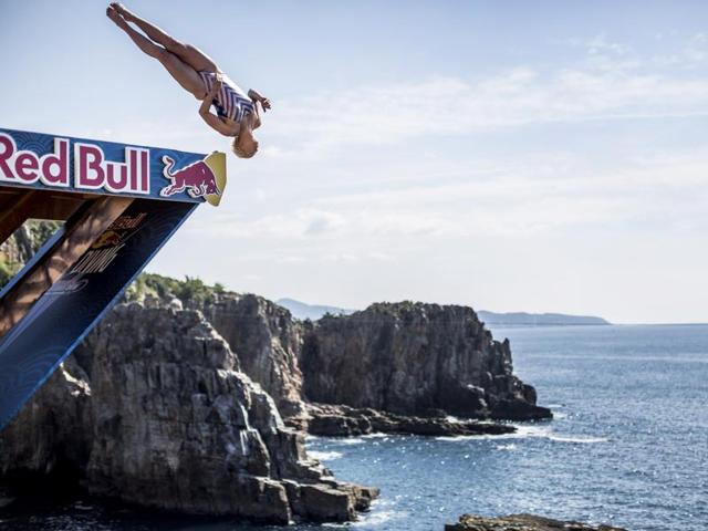 Cesilie Carlton of the USA diving from the 21.5 metre platform on October 15, 2016 at Shirahama, Japan.  (AFP) 