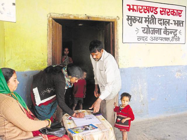 The state runs at least 375 dal-bhaat centres to cater to around 60,000 BPL residents across Jharkhand. (Diwakar Prasad/HT Photo) The state runs at least 375 dal-bhaat centres to cater to around 60,000 BPL residents across Jharkhand. (Diwakar Prasad/HT Photo)