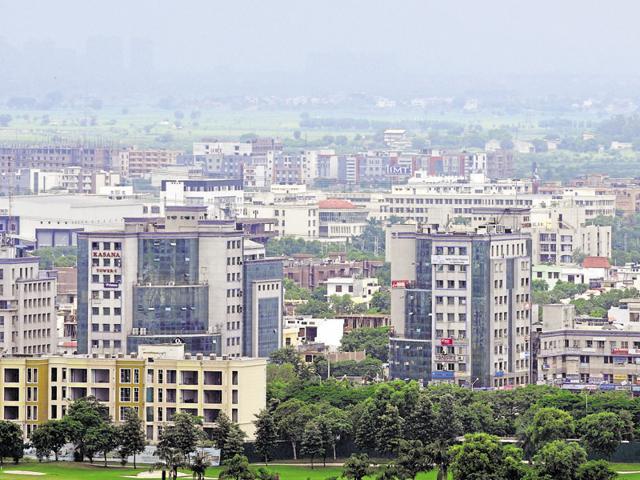 The National Consumer Disputes Redressal Commission (NCDRC) clarification that all homebuyers in a housing project who may or may not have filed cases against developers, are eligible for compensation or benefits, comes as good news for buyers.(Sunil Ghosh)